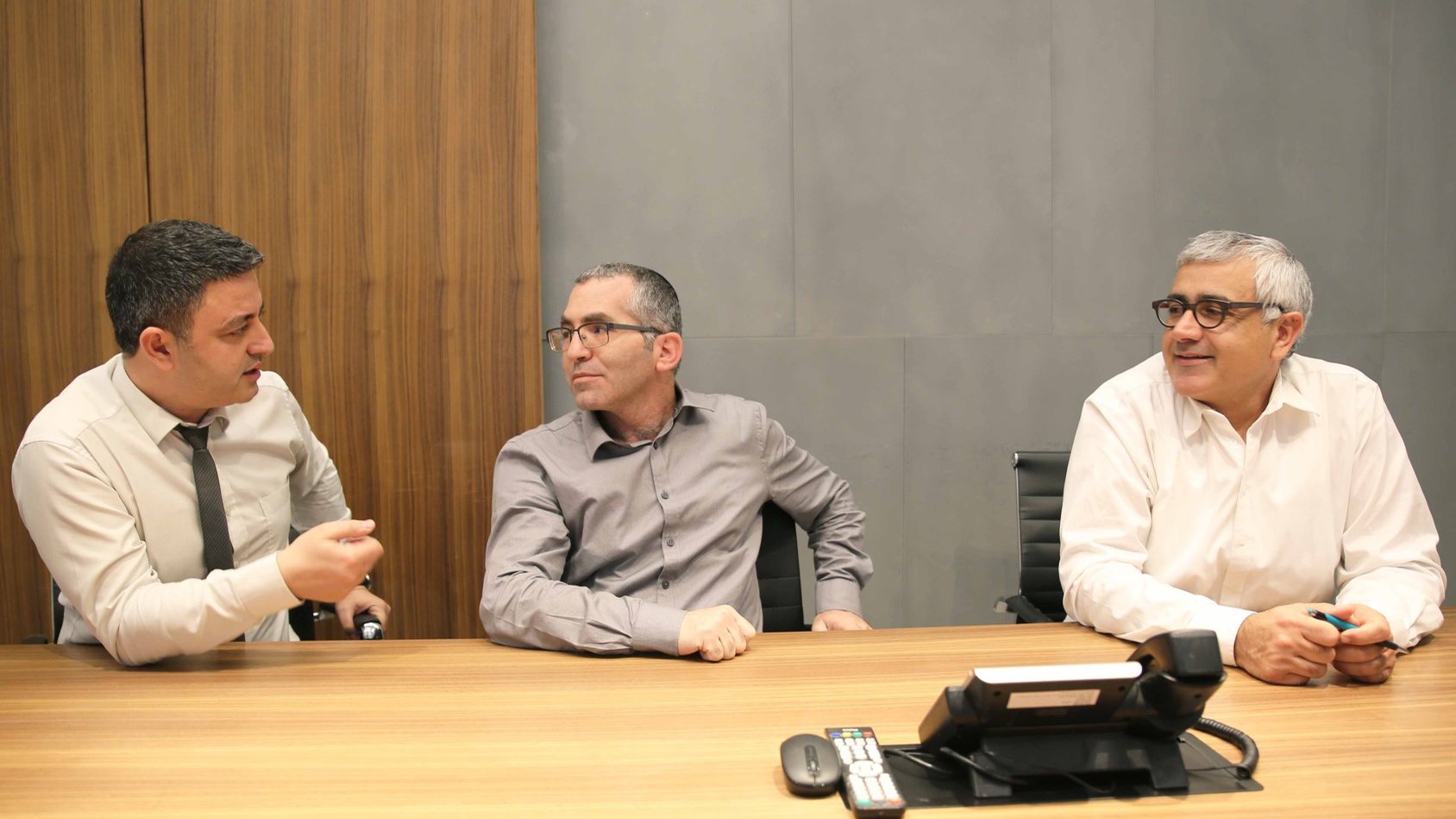 שלושת שותפי משרד ABY בחדר הישיבות במשרד